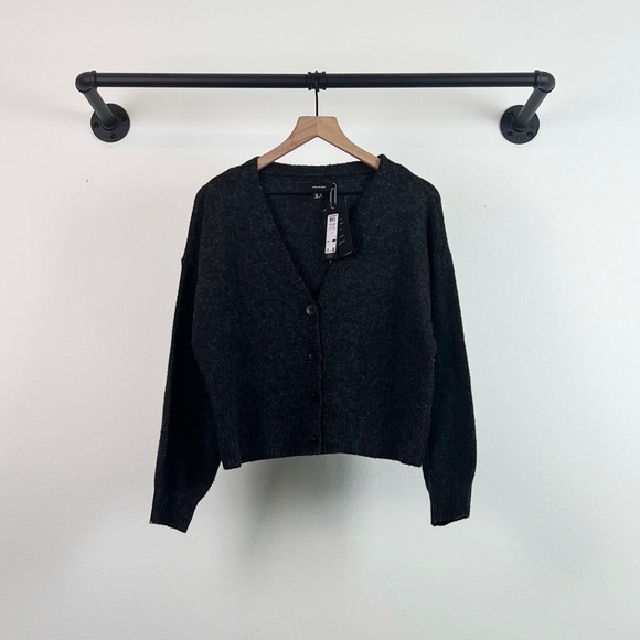 NWT Vero Moda Doffy V-Neck Puff Sleeve Cardigan Sweater in Dark Grey - Picture 2 of 6